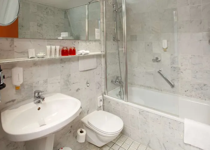 מלון H4 Residenzschloss באיירוט